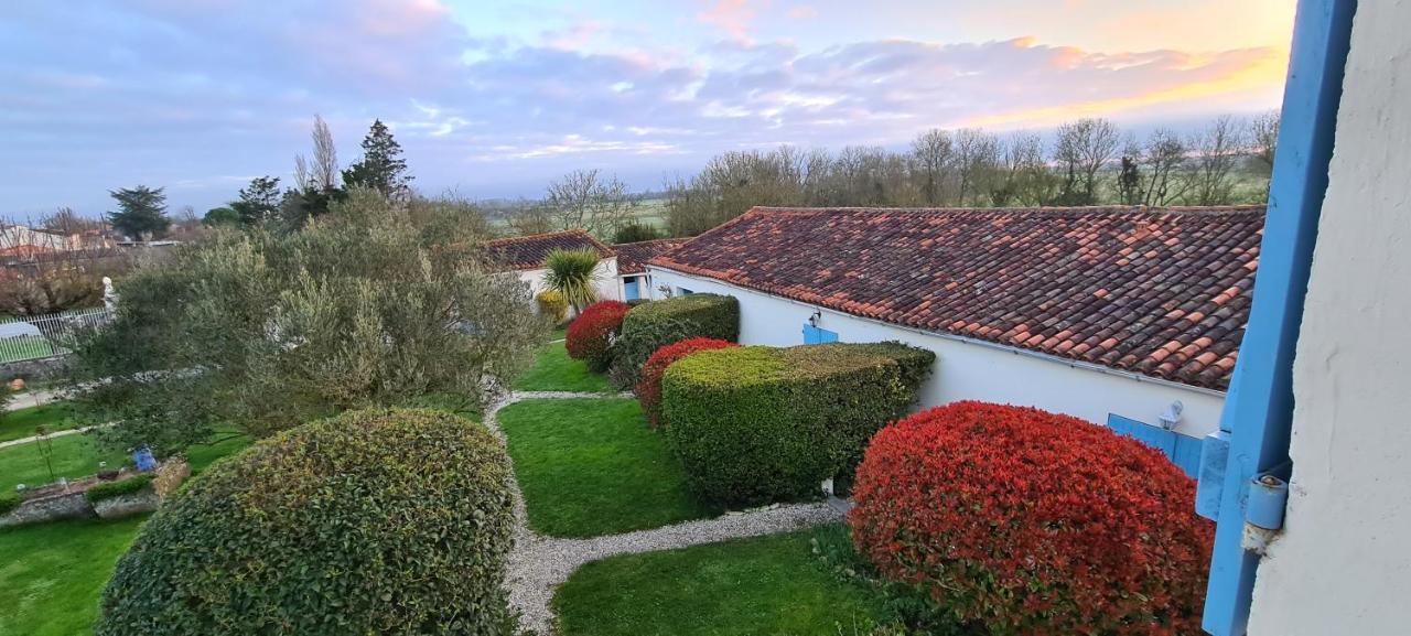 L'Enclos Bleu, Gite - Marais Poitevin Avec Piscine Chauffee Chaille-Les-Marais Exterior foto
