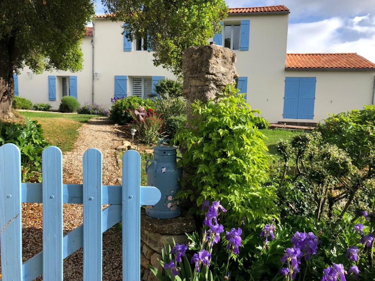 L'Enclos Bleu, Gite - Marais Poitevin Avec Piscine Chauffee Chaille-Les-Marais Exterior foto