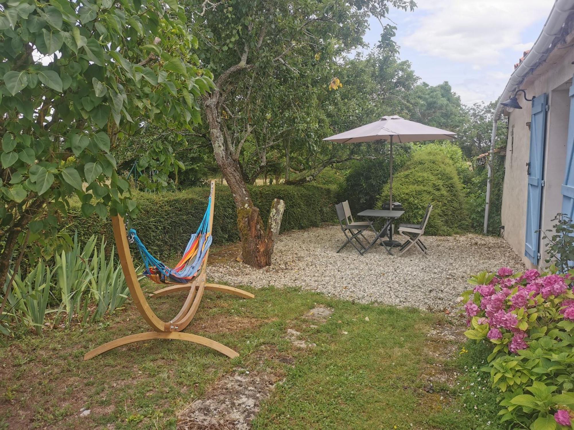 L'Enclos Bleu, Gite - Marais Poitevin Avec Piscine Chauffee Chaille-Les-Marais Exterior foto