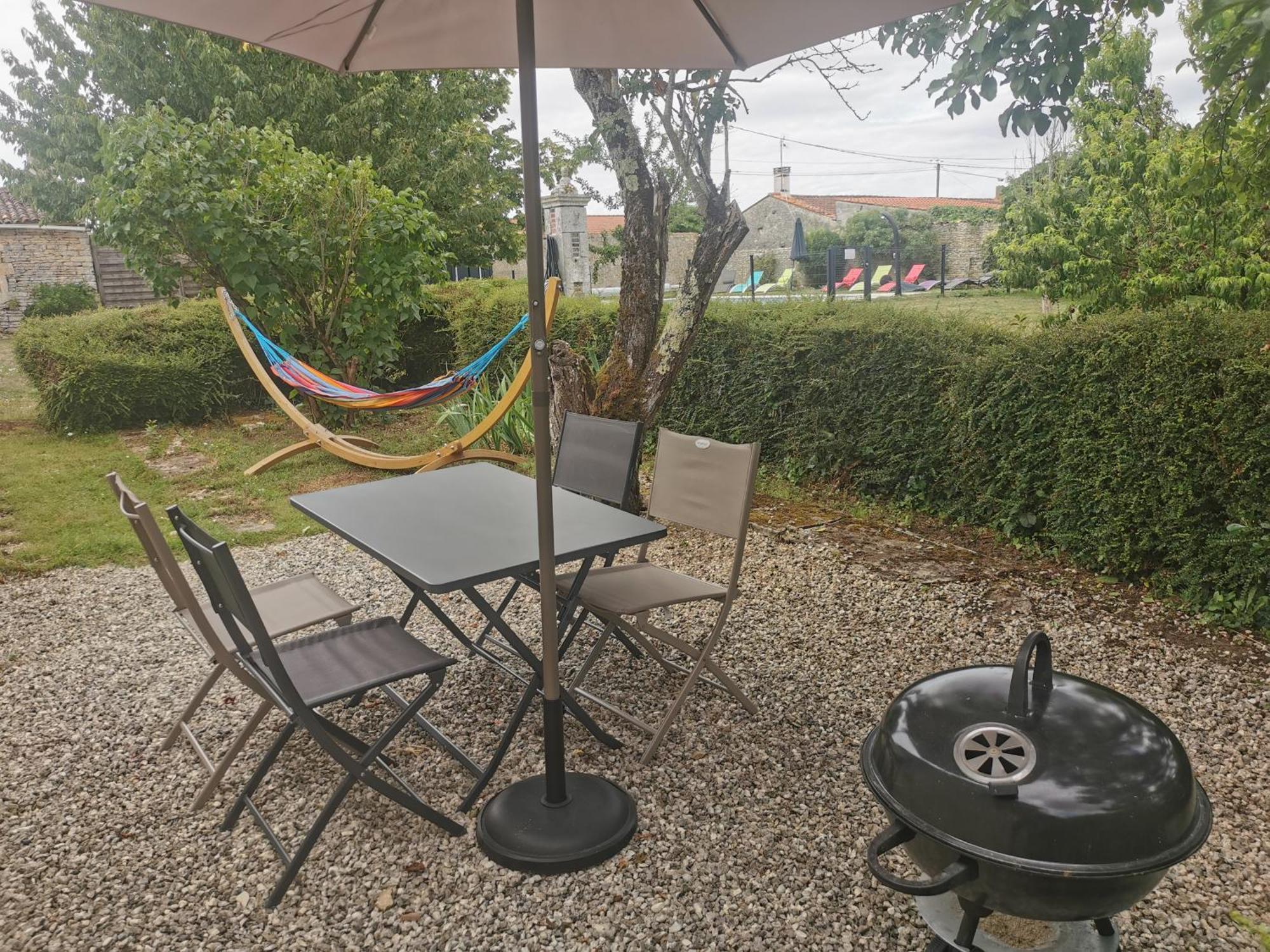 L'Enclos Bleu, Gite - Marais Poitevin Avec Piscine Chauffee Chaille-Les-Marais Exterior foto