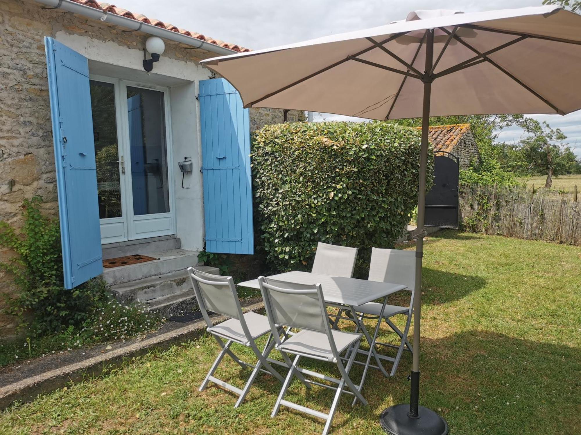 L'Enclos Bleu, Gite - Marais Poitevin Avec Piscine Chauffee Chaille-Les-Marais Exterior foto